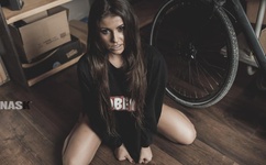 地下八英里三男一女视频